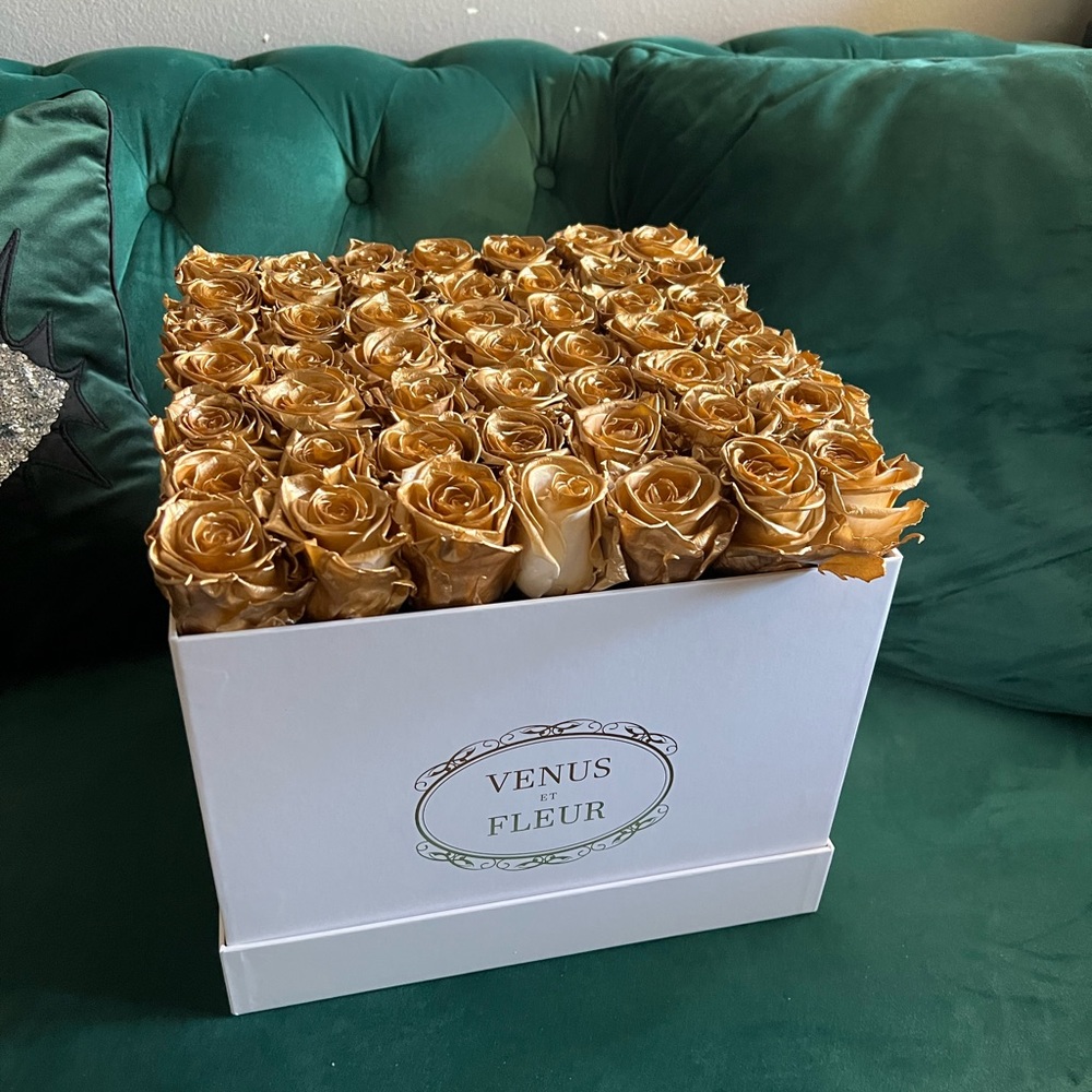 Venus et fluer roses. Large box with gold roses. 2 months old.